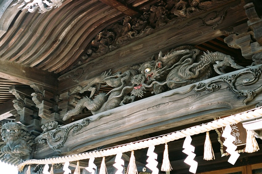 阿豆佐味天神社 龍と獅子の彫刻